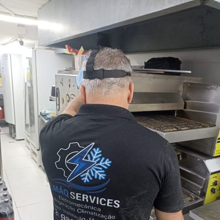Técnico VLMÁQSERVICES em manutenção de equipamento gastronômico no Rio de Janeiro